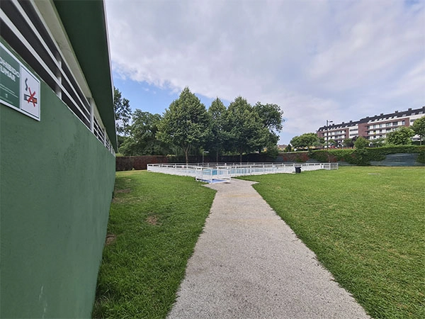 vista de la piscina y zona de playa desde la salida de los vestuarios