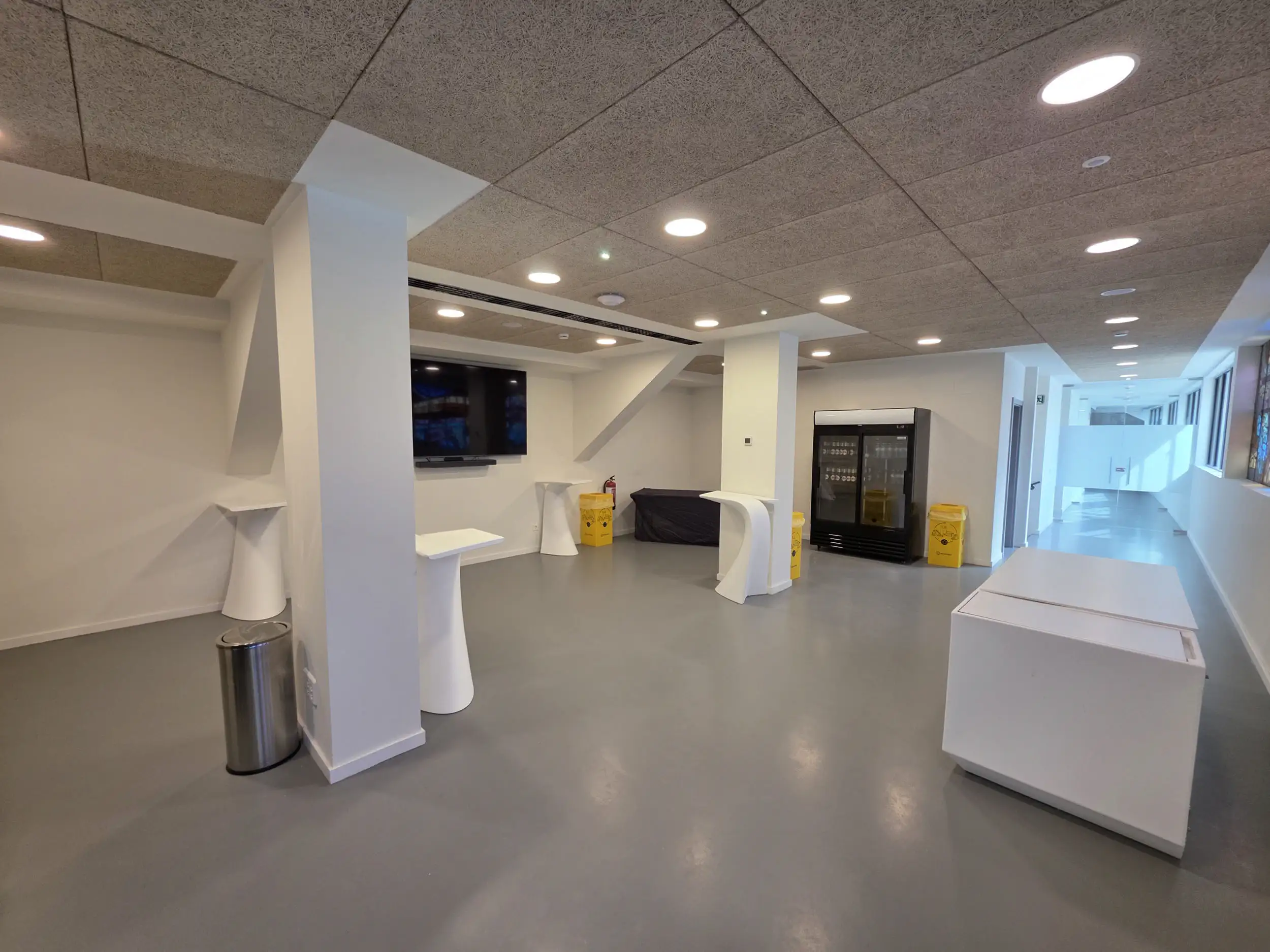 Antepalco del Palacio de los Deportes de Oviedo con zona de descanso y espacio para eventos