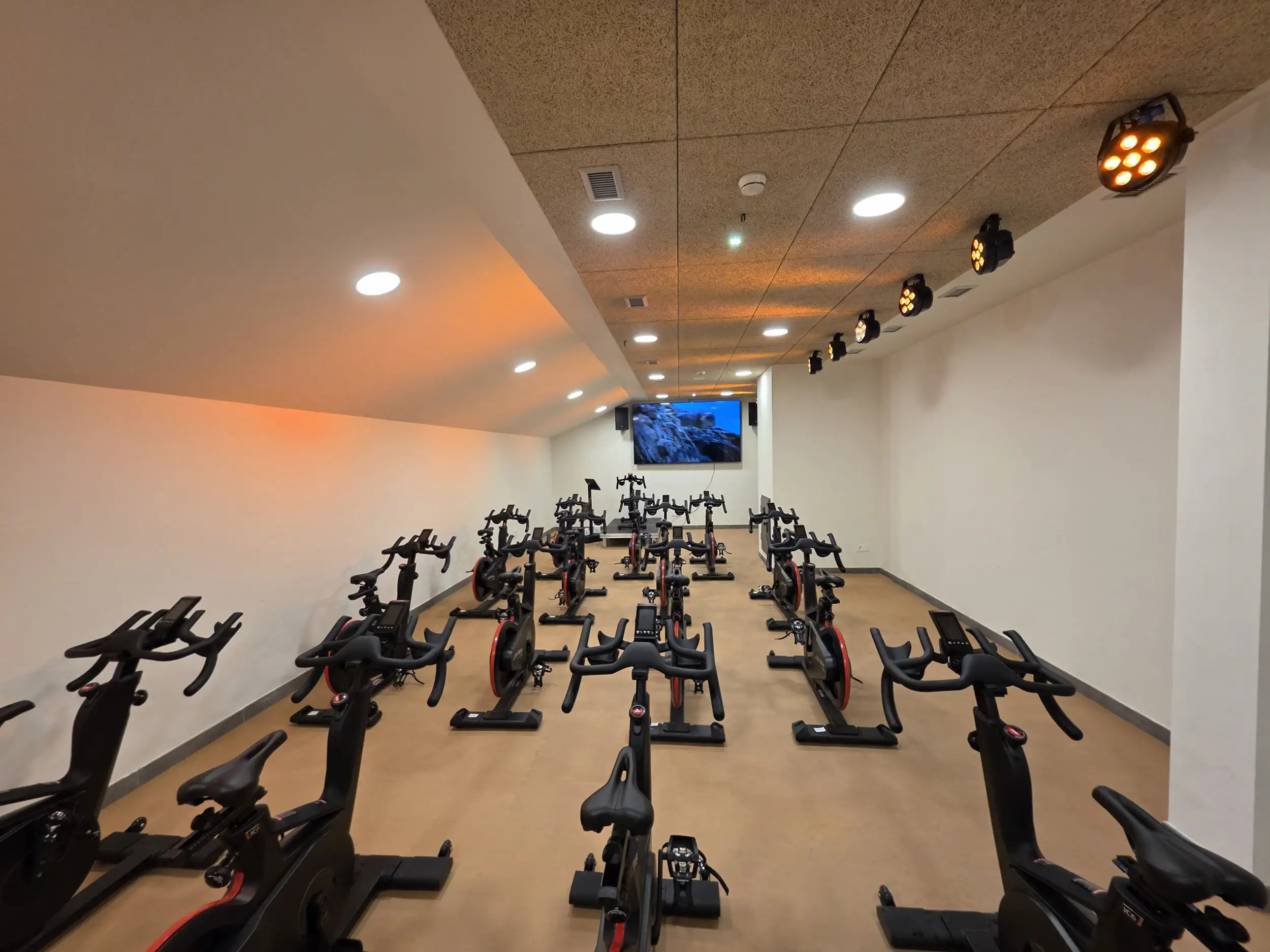 Sala de bike equipada con bicicletas estáticas para entrenamiento