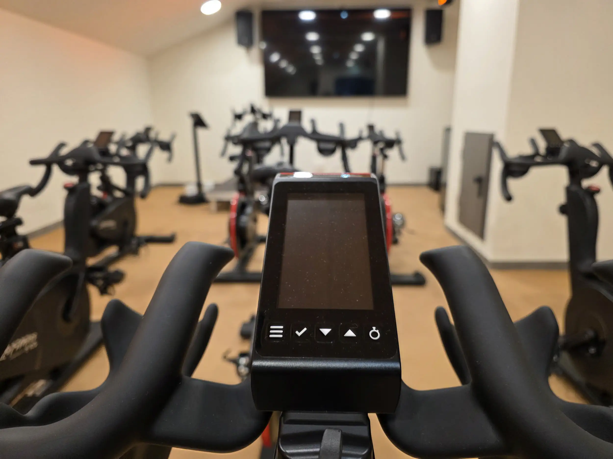 Detalle de una bicicleta estática en la sala de bike, con el ciclo computador en primer plano