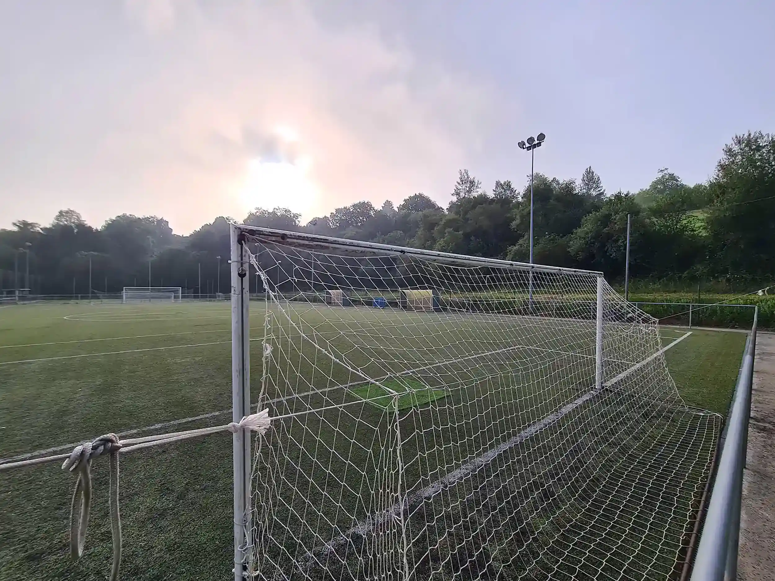 Vista parcial de un campo de fútbol 8 desde detrás de una de las porterías