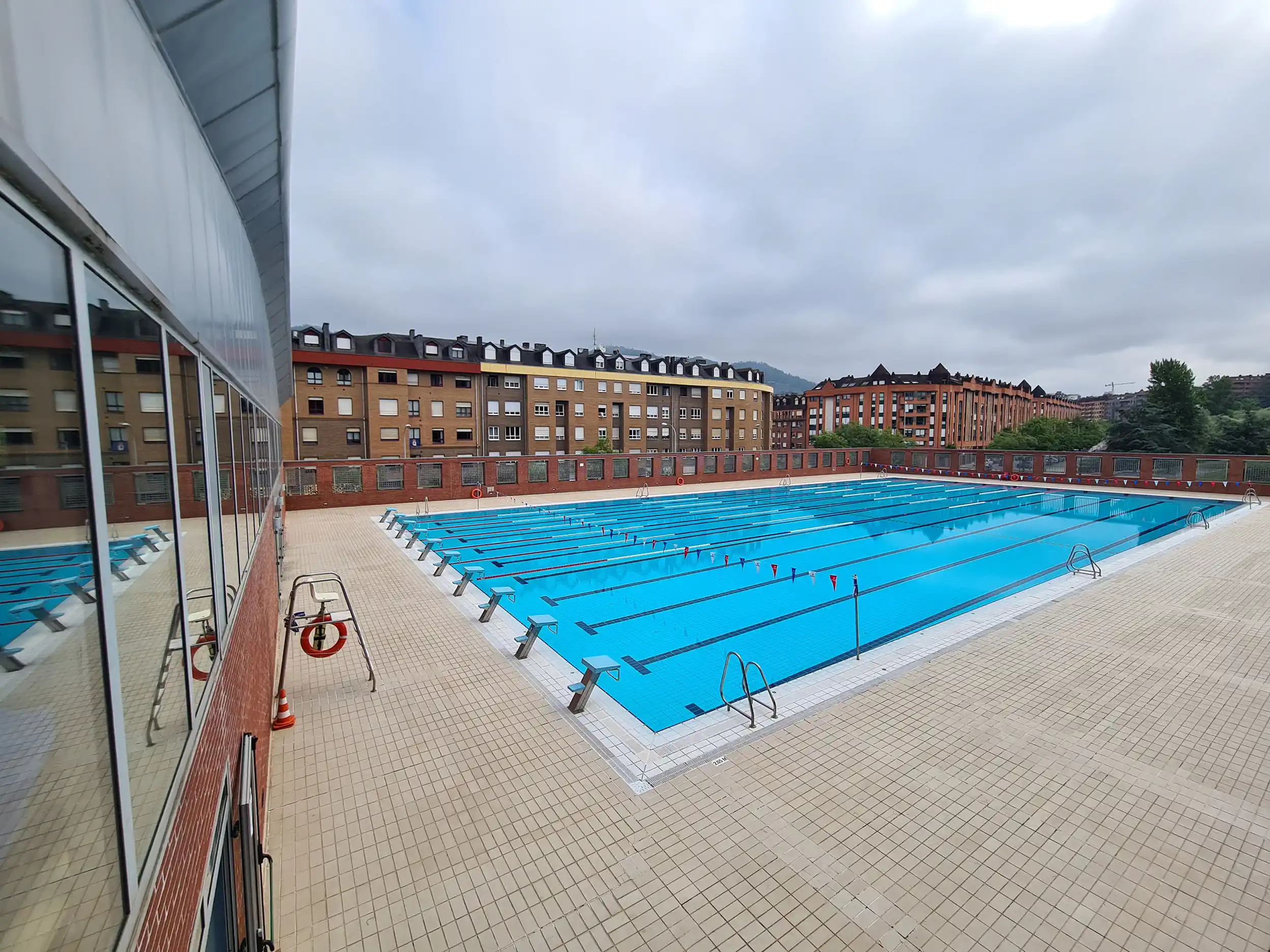 vista elevada de la piscina completa desde una esquina