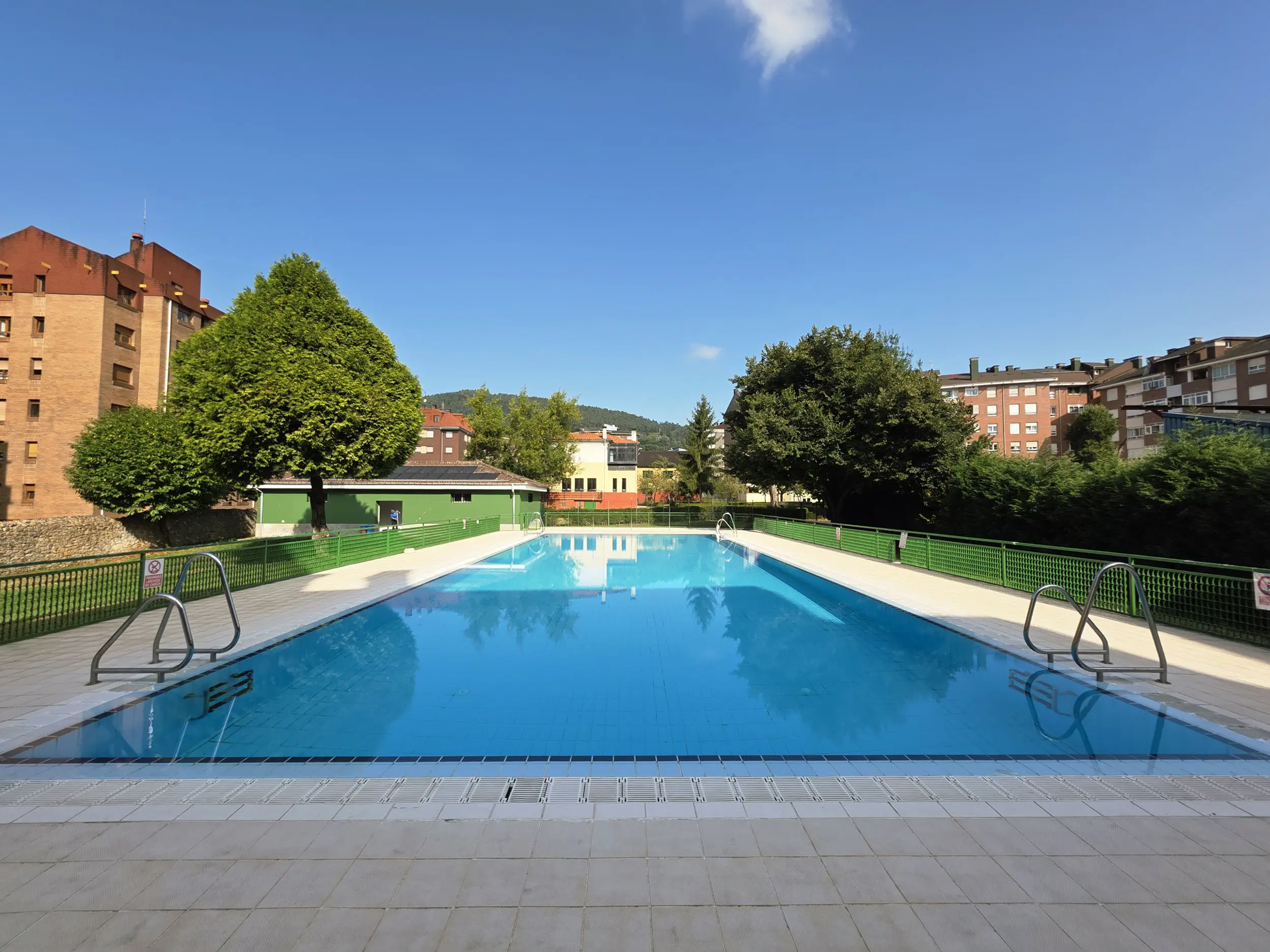 vista de la piscina desde un fondo