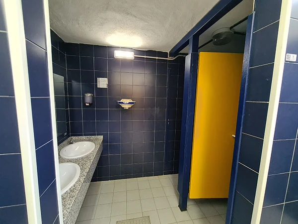 Vista de la zona de aseo de un vestuario