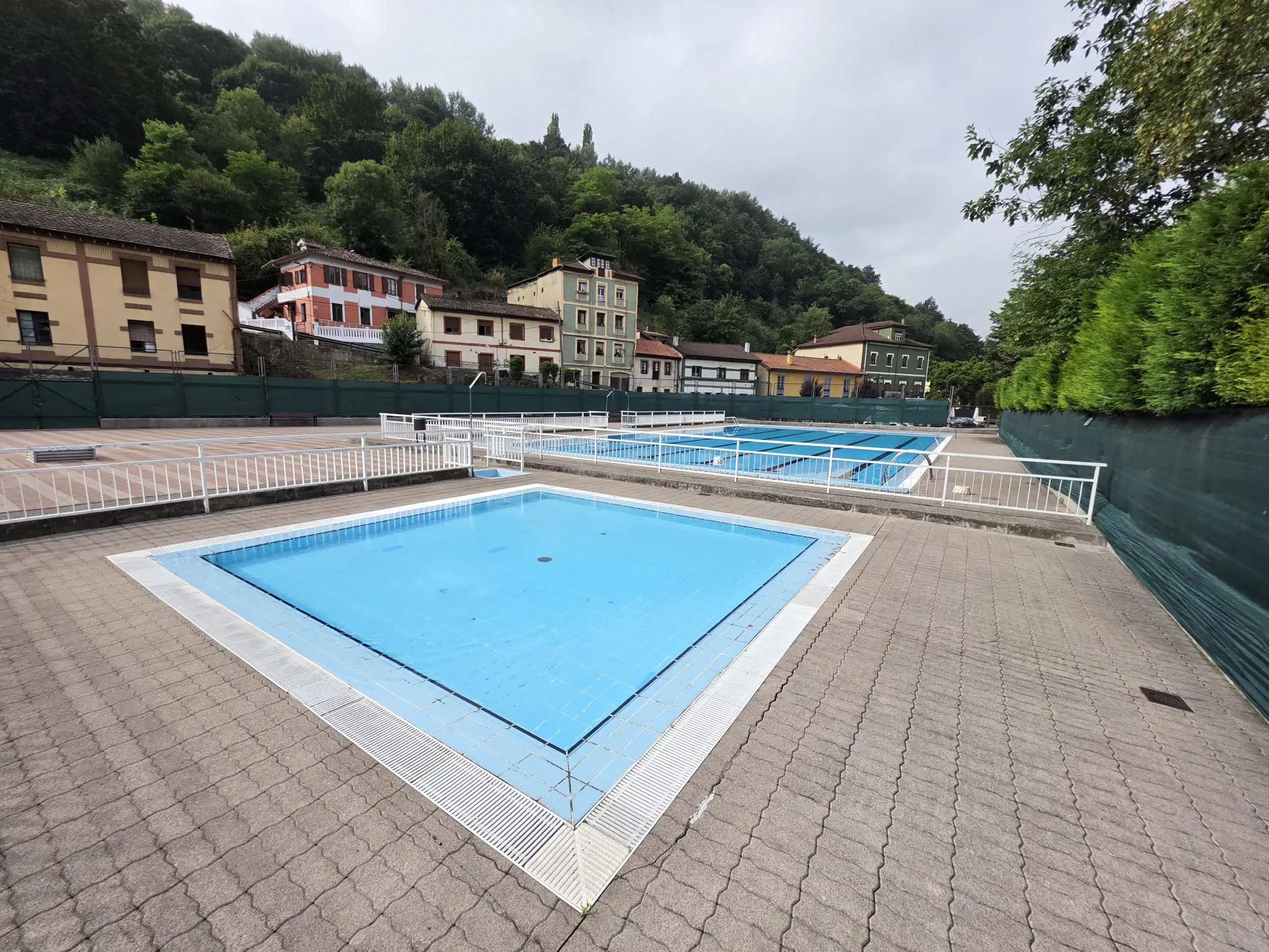 vista del vaso infantil, detrás el vaso principal y al fondo, viviendas colindantes