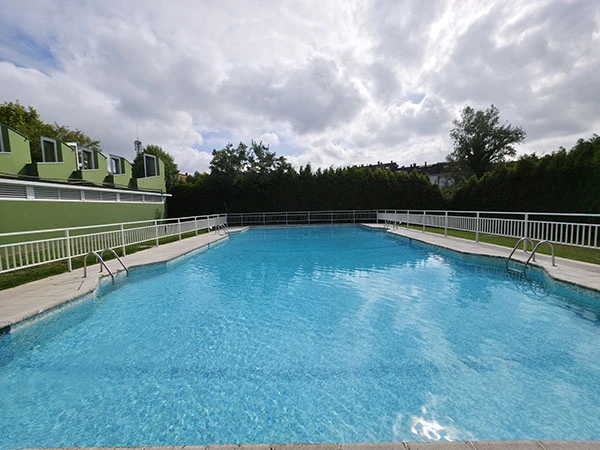 Vista de la piscina desde uno de los fondos