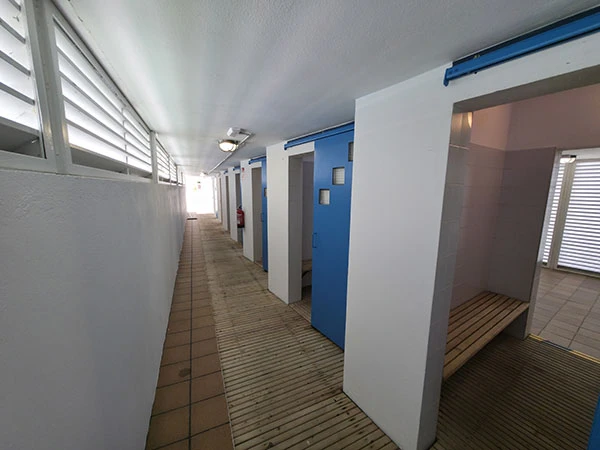 vista del pasillo de acceso a vestuarios