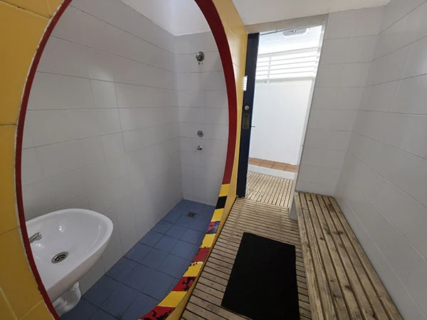 vestuario con aseo y ducha