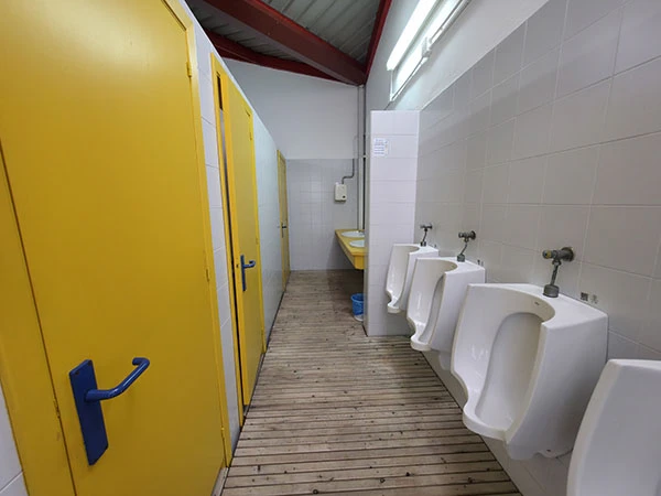 vista de los aseos y servicios