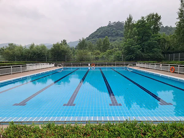 vista de la piscina desde uno de los fondos