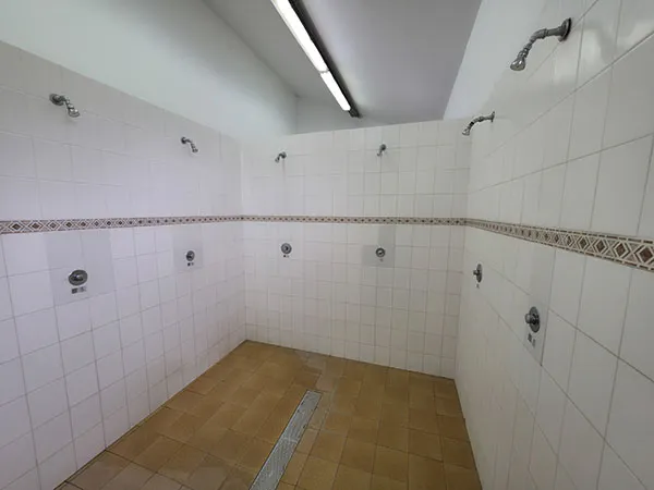 Vista de las duchas en un vestuario
