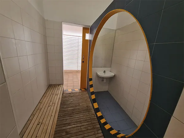 vista de un vestuario con aseo y ducha