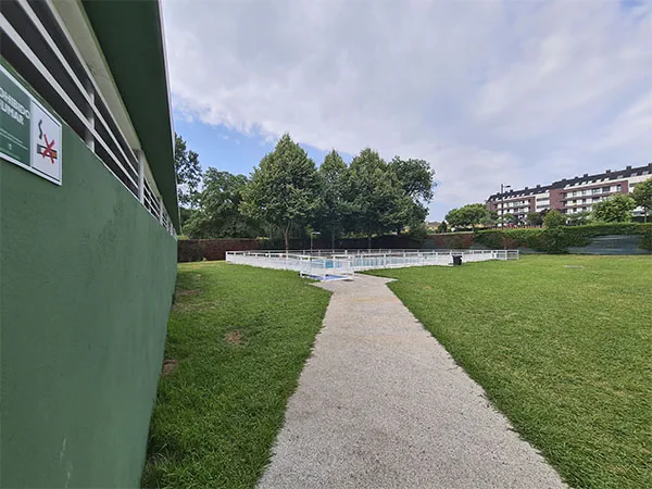vista de la piscina y zona de playa desde la salida de los vestuarios