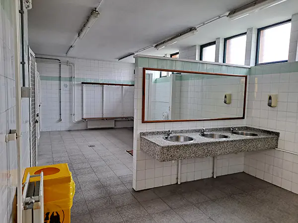 Vestuario. Lavabos en primer termino