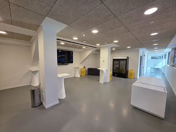 Antepalco del Palacio de los Deportes de Oviedo con zona de descanso y espacio para eventos