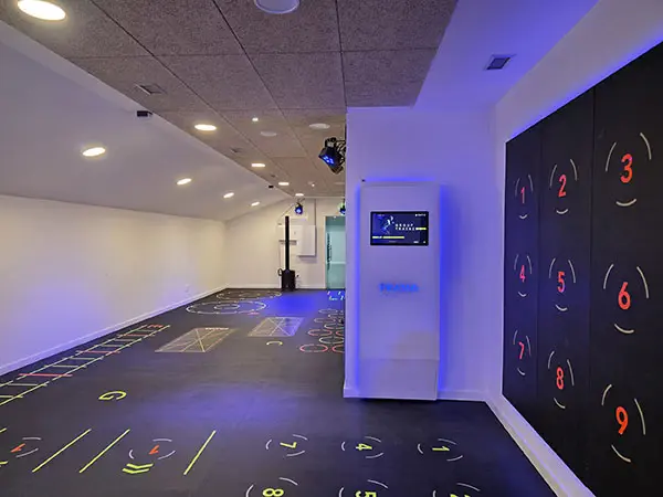 Sala PRAMA del Palacio de los Deportes de Oviedo con zonas de entrenamiento interactivo y panel digital