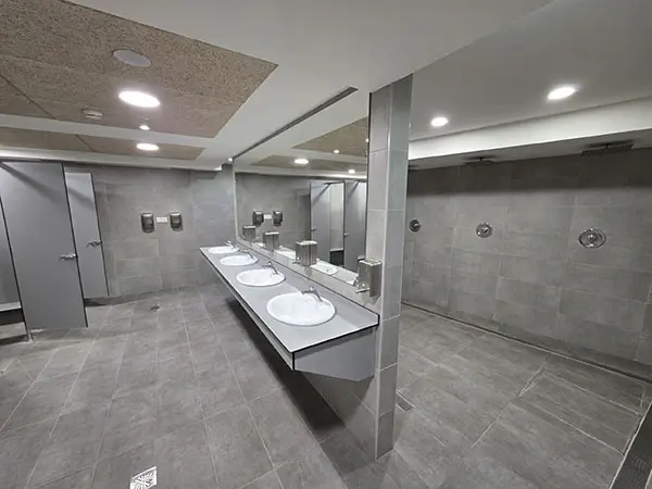 Zona de duchas y lavabos del vestuario del Palacio de los Deportes de Oviedo.
