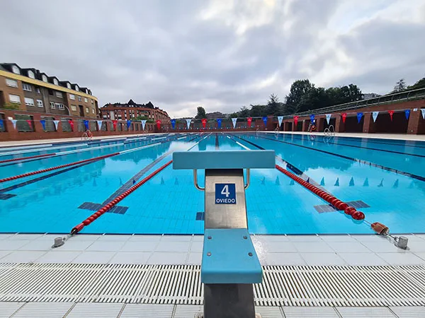 Vista parcial de la piscina desde un fondo con el trampolín número 4 en primer plano