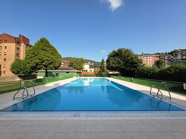 vista de la piscina desde un fondo